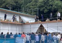 岡山市北区牟佐に2023年4月にオープン予定の新しい介護施設で上棟の餅投げが行われました。