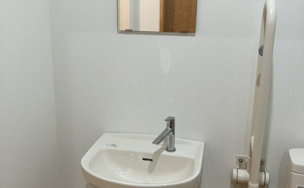 居室内トイレのすぐ横には洗面台あり。鏡付きで居室内で身だしなみを整えることができる。