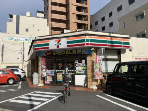 目の前にあるセブンイレブン岡山内山下1丁目店。近くてちょっとしたお買い物に便利。