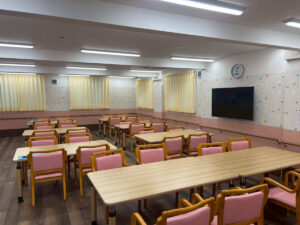 食堂。目の前にはヘルパーステーションがあり安心の見守り体制