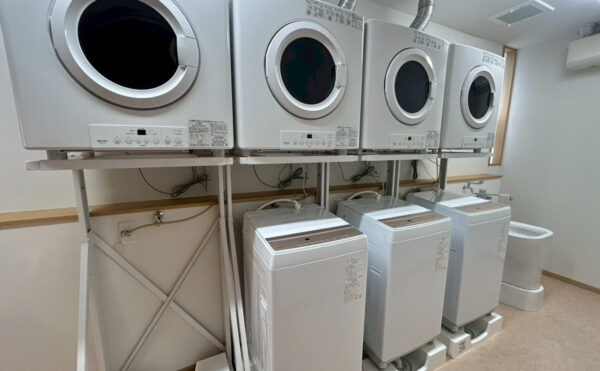 洗濯機と乾燥機があります。