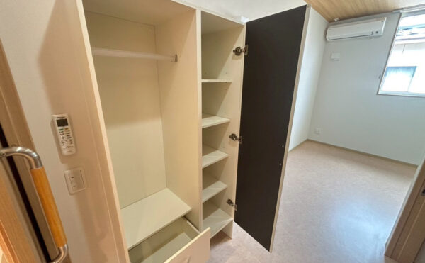 各居室には収納があり、洋服など収納できます。
