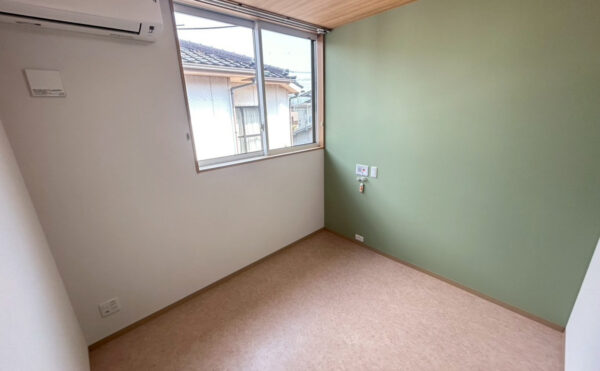 エアコン、ナースコール、収納、トイレがあり家具はお好きなものを持ち込めます。