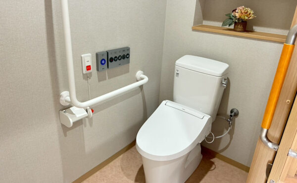 広々とした空間のトイレにはナースコールやウォシュレットもあります。