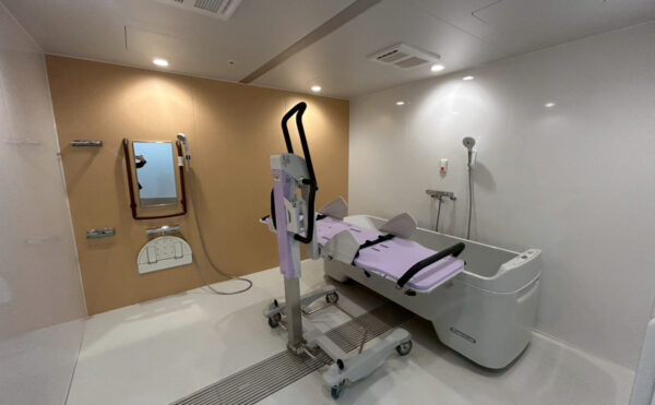 寝たまま入浴が可能な機械浴があり、寝たきりでも安心です。