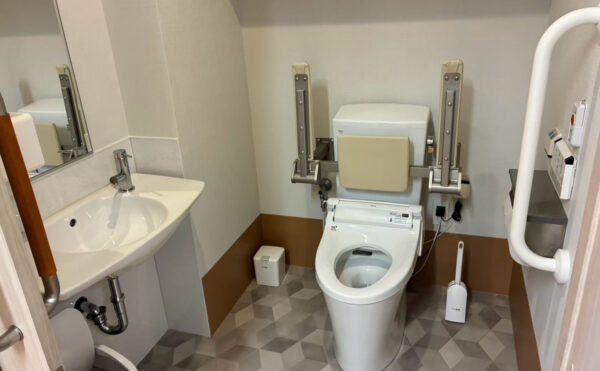 共有のトイレには両サイドに手すり、ナースコールがあり安心です。